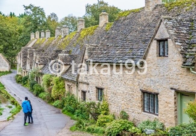 ここ「バイブリー アーリントンロウ（Bibury Arlington Row）」が一番写真写りがいい風景ですね。