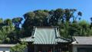 古い地蔵が並ぶ