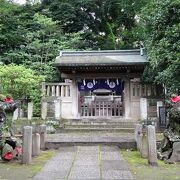 根津神社や乙女稲荷神社とは全く趣が違う神社です。