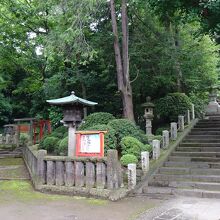 右側の階段を登ると駒込稲荷神社です。
