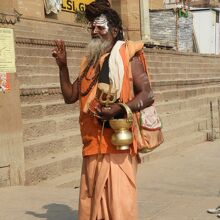 ポーズをとっているサドゥ