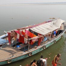 川岸で洗濯物を干しているボート