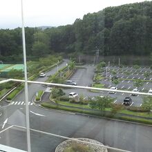 ホテルの北側には広い駐車場とテニスコートなどがある。