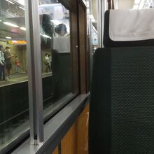 電車内部