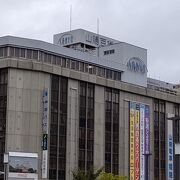 姫路駅前に建つ百貨店