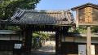 幸田露伴の旧宅の門もありました