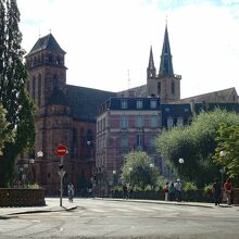 キュス橋は車通行が多く、舗装されています