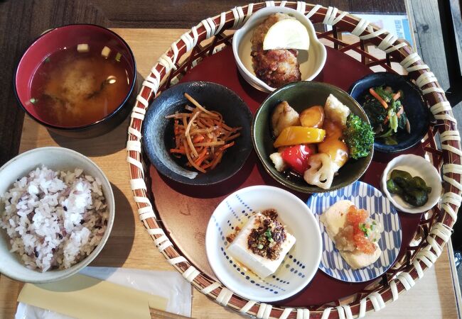 大川沿いのリバーカフェです。駅からすぐで立地が良い！