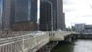 橋の南北に見どころがあります