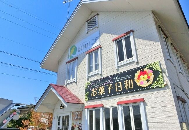 カラフルで可愛らしい動物柄のカップケーキが並ぶお店