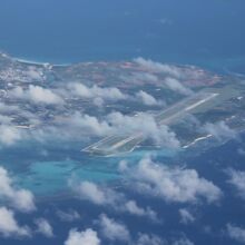 空から見た下地島と下地島空港滑走路