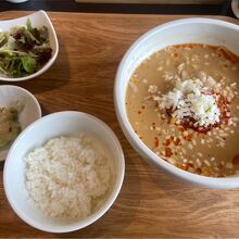 魏飯夷堂北新地店担々麵