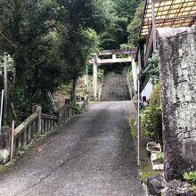 通りに面した神社入口の社標