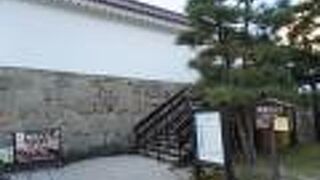 天守閣の隣りの南走長屋、干飯櫓の方の入口です