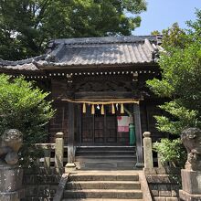 神社の社殿と狛犬