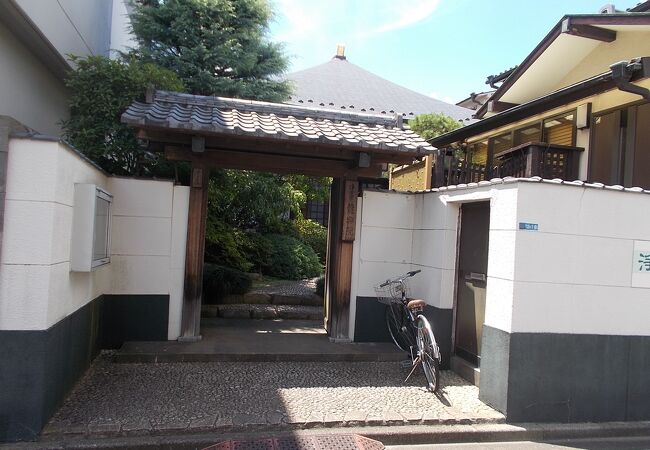 霊山寺に隣接しています。
