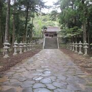 木立に囲まれた神社