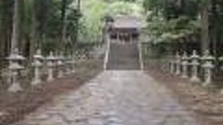 木立に囲まれた神社