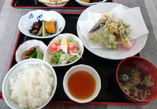 ひしこの天ぷら定食(1100円)を注文しました。