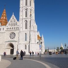 近くに飲食店や雑貨屋などもあります