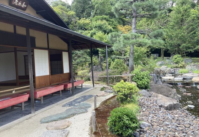 庭園の中にある風情あるお店