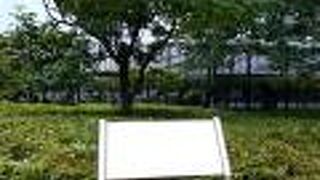 「ちいさい秋みつけた」のはぜの木のお隣にありました。