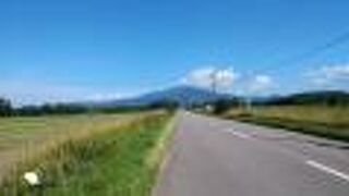 知床半島のつけ根にあるなだらかな山