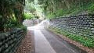 なぜ崩れないのかと不思議