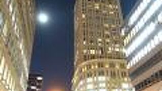 セントレジスホテルが入居する高層タワー