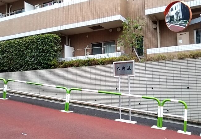 坂の途中に、文京区教育委員会が作成した標識が建っていました。