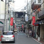 繊維問屋街として発展した通りです