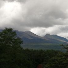 ここからの浅間山は絶景で圧巻の迫力なんですが、今日は雲が・・