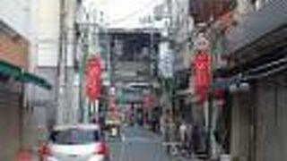 繊維問屋街として発展した通りです