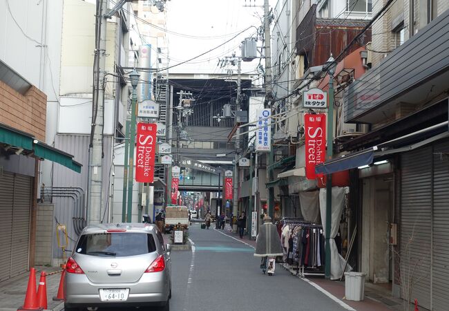 繊維問屋街として発展した通りです