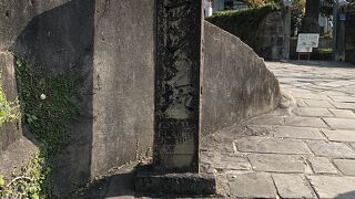 石畳の風情ある坂道。