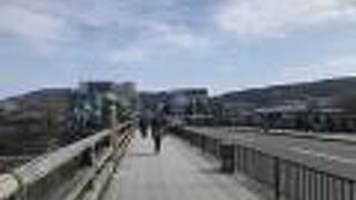 橋から眺める鴨川は穏やか