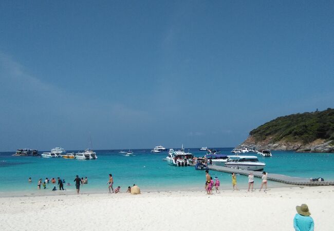 エメラルドグリーンの海に感動できるラチャ島