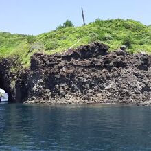 遊覧船は洞窟に向かう