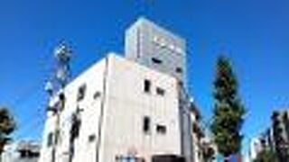 音無橋から大きな通りを北に歩いていくと、すぐ左側にありました。