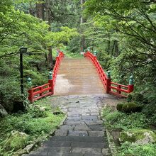 祓川神橋を渡り、