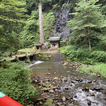 右手に須賀の滝を見て、