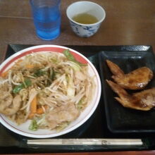 ソースヤキソバと手羽先の煮付けセット。