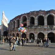 古代ローマの円形闘技場があります。