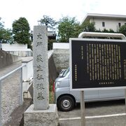 長松寺の駐車場に石柱と案内板があります