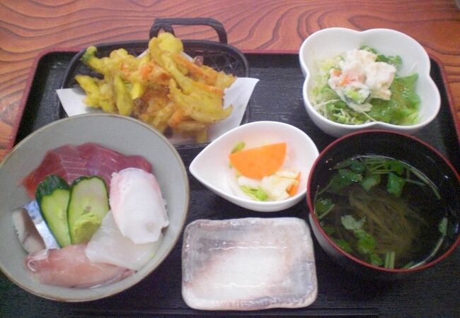 さまざまなメニューが楽しめる食事処