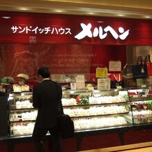 種類豊富なサンドイッチが並びます