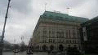 ブランデンブルク門の東西に