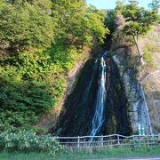 知床ウトロの国道沿いに見られる小さな滝