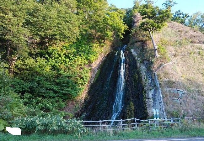 知床ウトロの国道沿いに見られる小さな滝