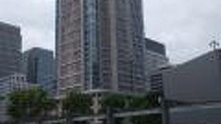 東京駅からみて向かって左